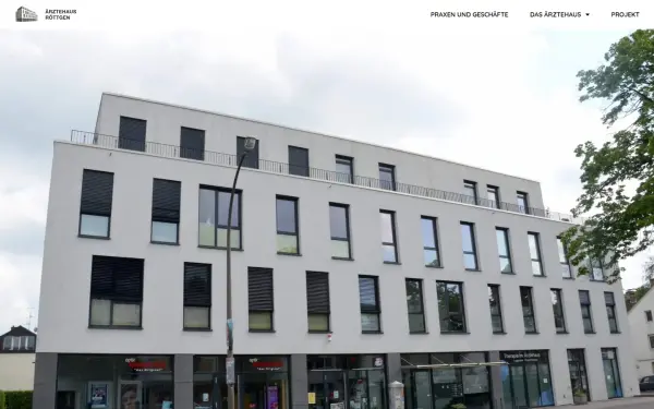 aerztehaus-roettgen.de